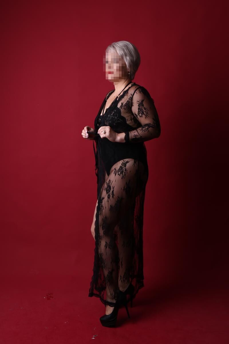 Блондинка Alena 45 лет сделает с удовольствием классический секс и пригласит к себе в Кировский